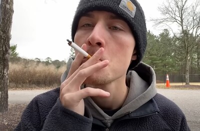 Лечение зависимости от табакокурения в Пензе Мужчина с сигаретой делает затяжку