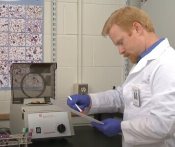 Клиника лечения наркозависимости в Пензе Врач в кабинете клиники